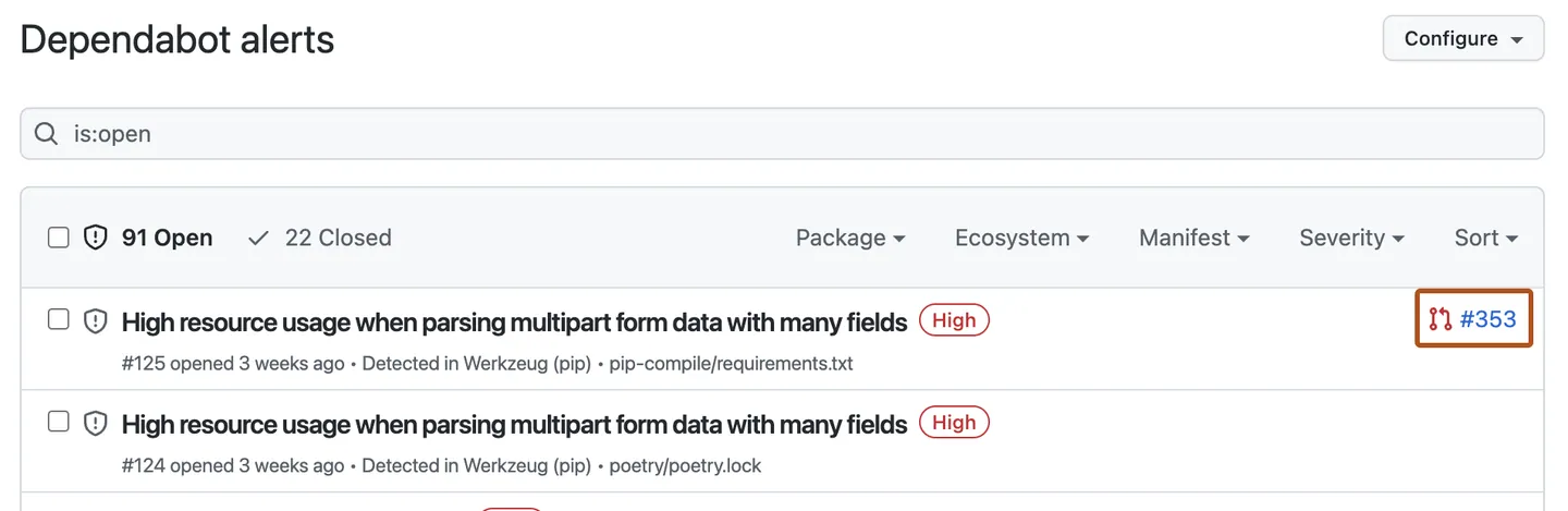 Screenshot der Ansicht für Dependabot alerts, Rechts neben einer Warnung wird ein Link zu einem Pull Request mit dem Titel „#353“ orange dargestellt.